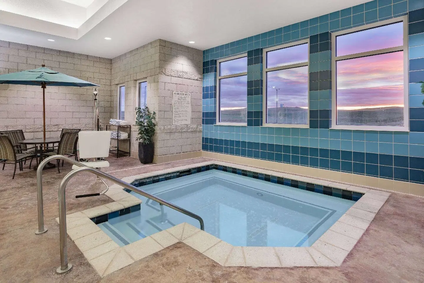 Hawthorn Suites by Wyndham Dickinson Hallenbad