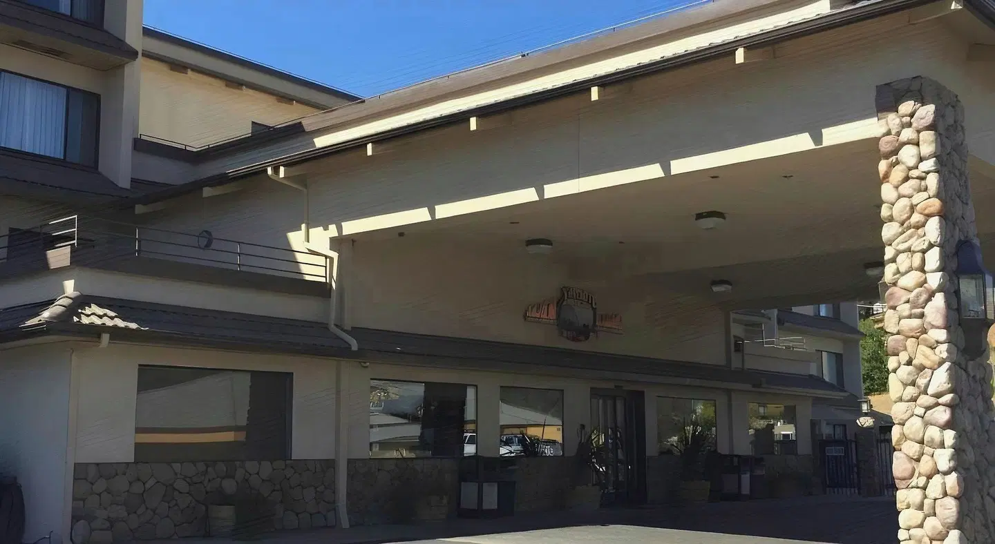 Yosemite Southgate Hotel & Suites EXTERIOR