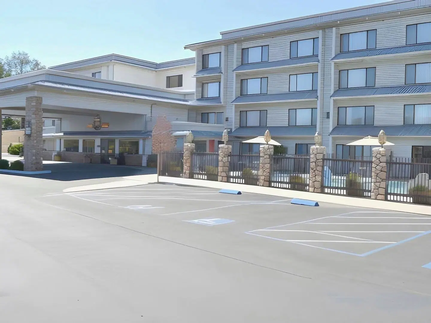 Yosemite Southgate Hotel & Suites EXTERIOR