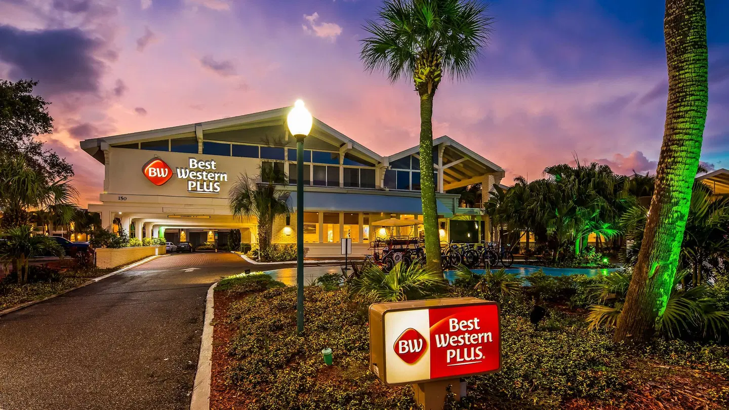 Best Western PLUS Yacht Harbour Inn EXTERIOR
