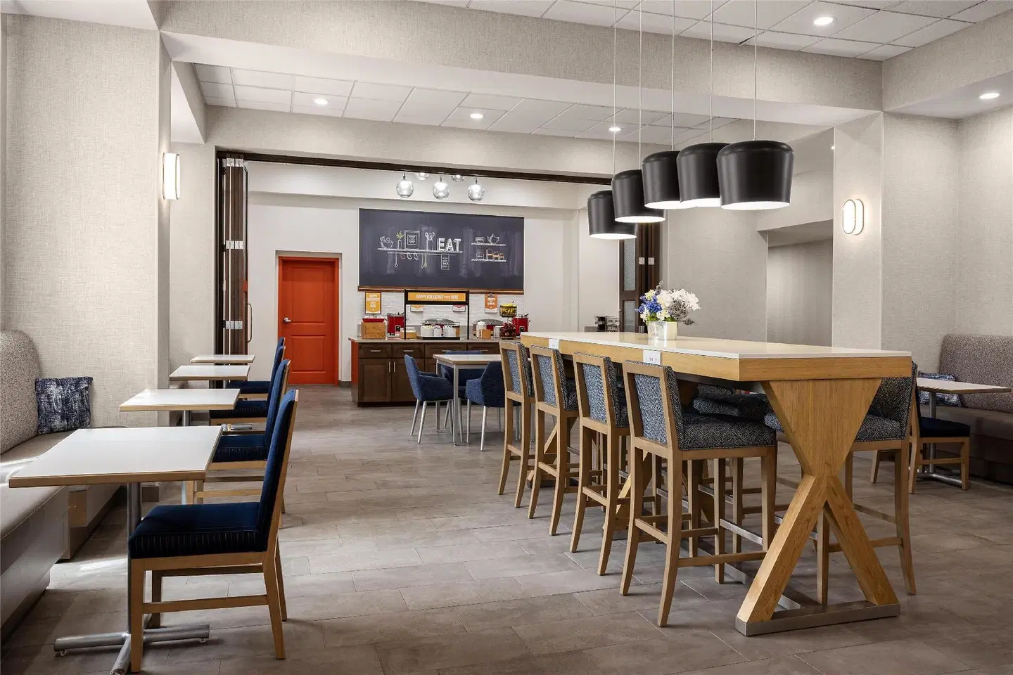 Hampton Inn Williamsburg Bar