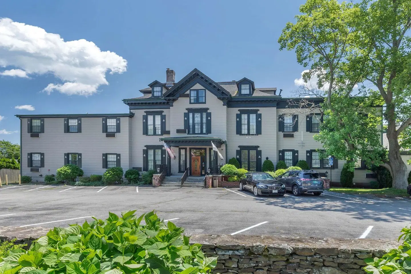 The Carriage House Inn, an Ascend Collection hotel EXTERIOR