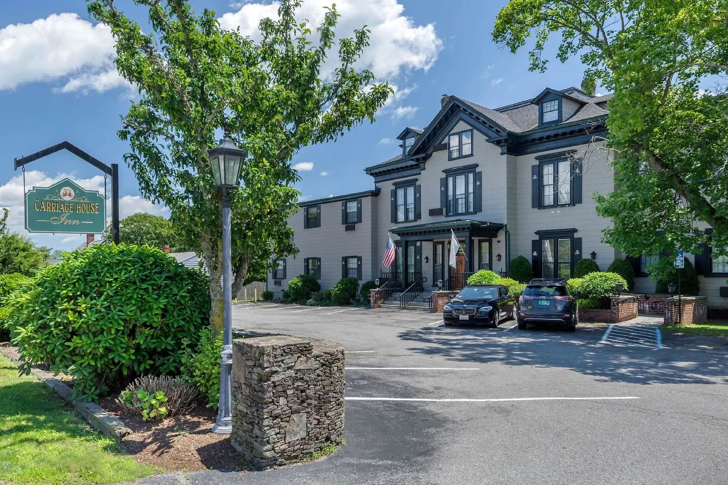 The Carriage House Inn, an Ascend Collection hotel EXTERIOR