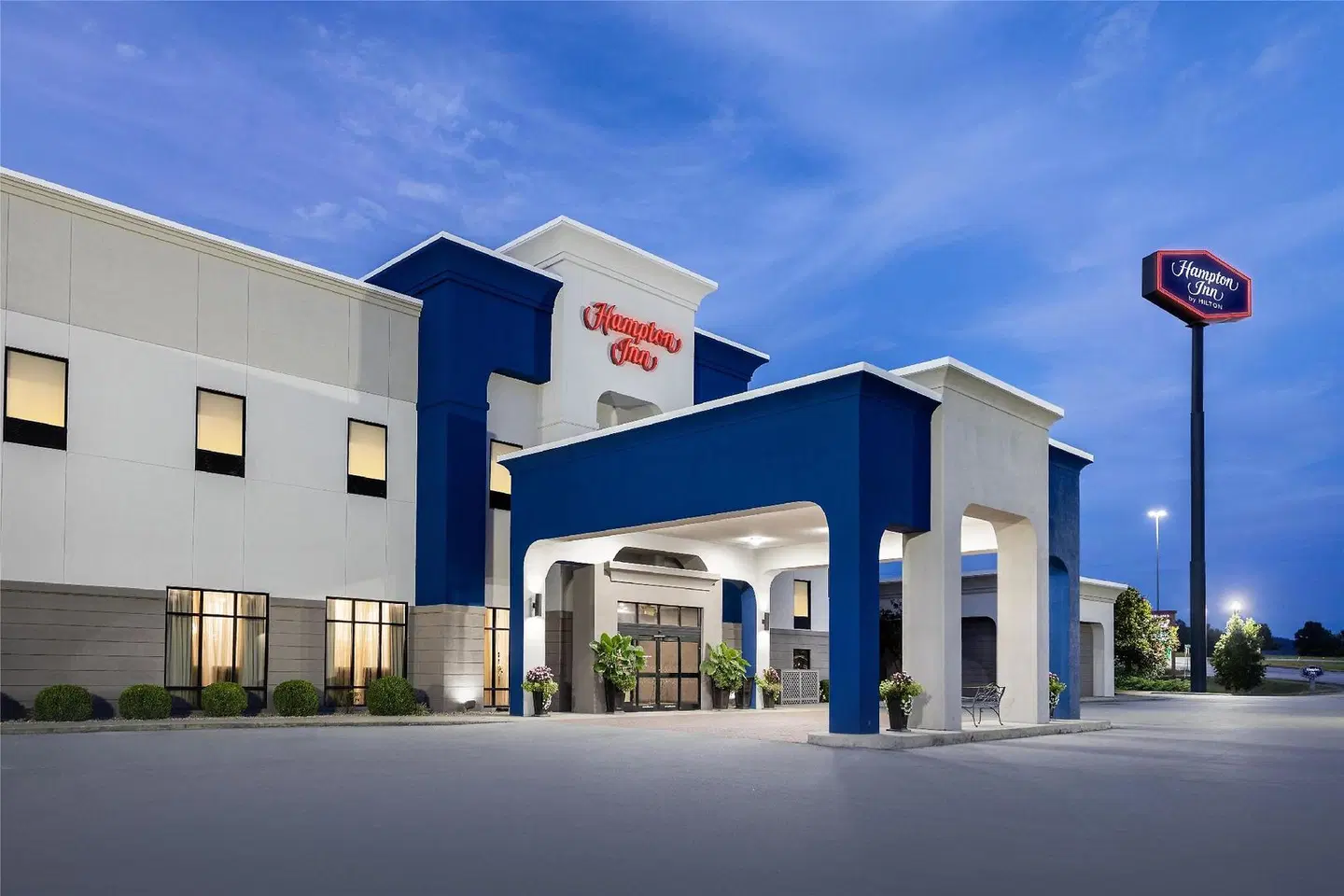 Hampton Inn Williamsburg EXTERIOR