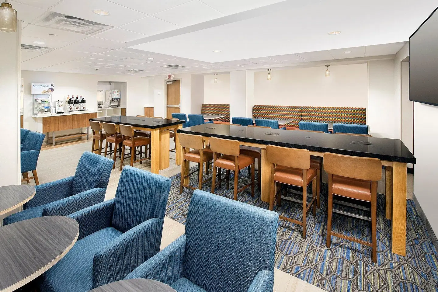 Holiday Inn Express & Suites College Park-University Area by IHG Bar