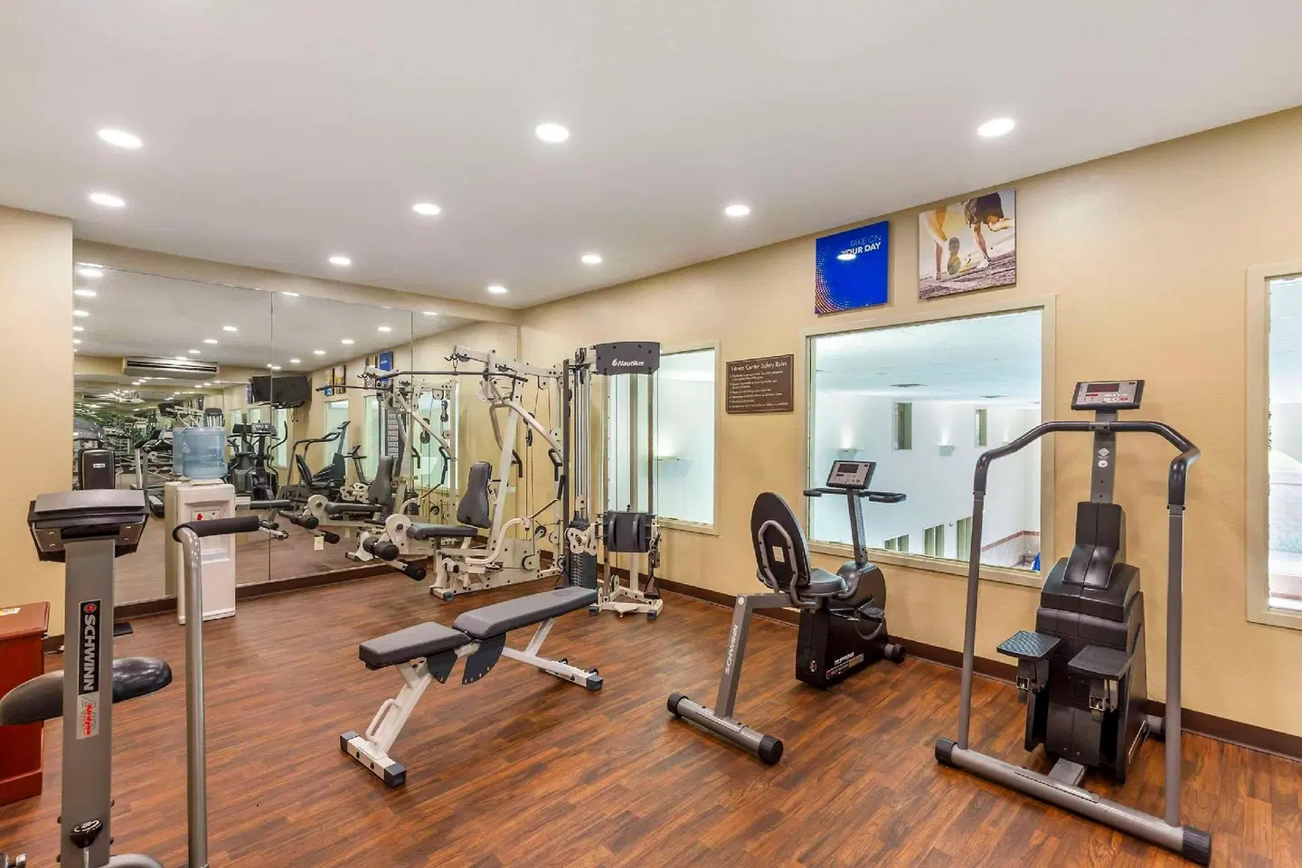 Comfort Inn & Suites SPORTS_AND_LEISURE