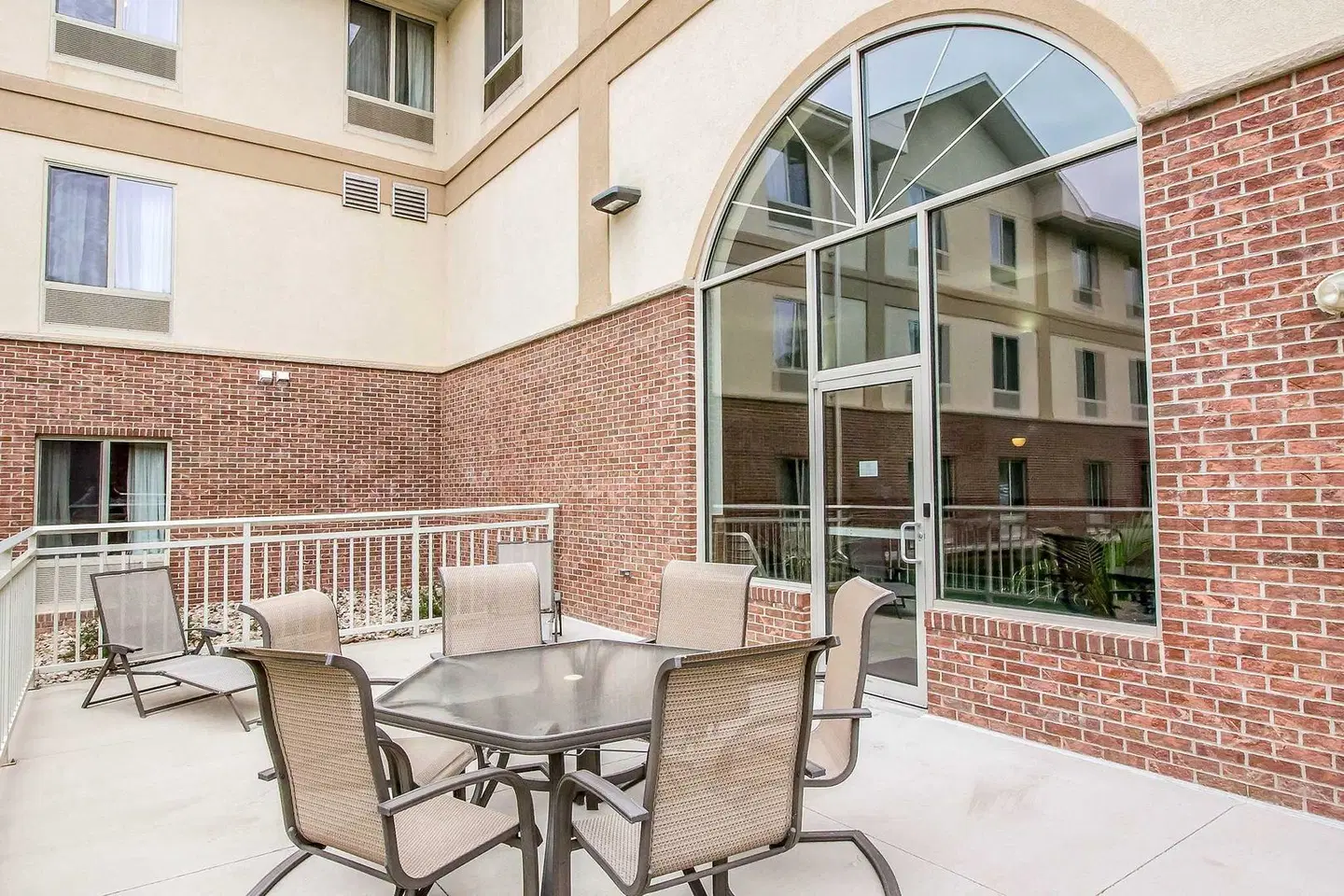 Comfort Inn & Suites EXTERIOR