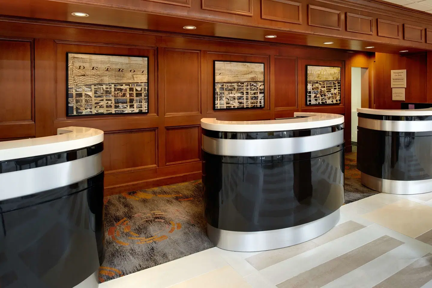 DoubleTree by Hilton Dearborn Bar