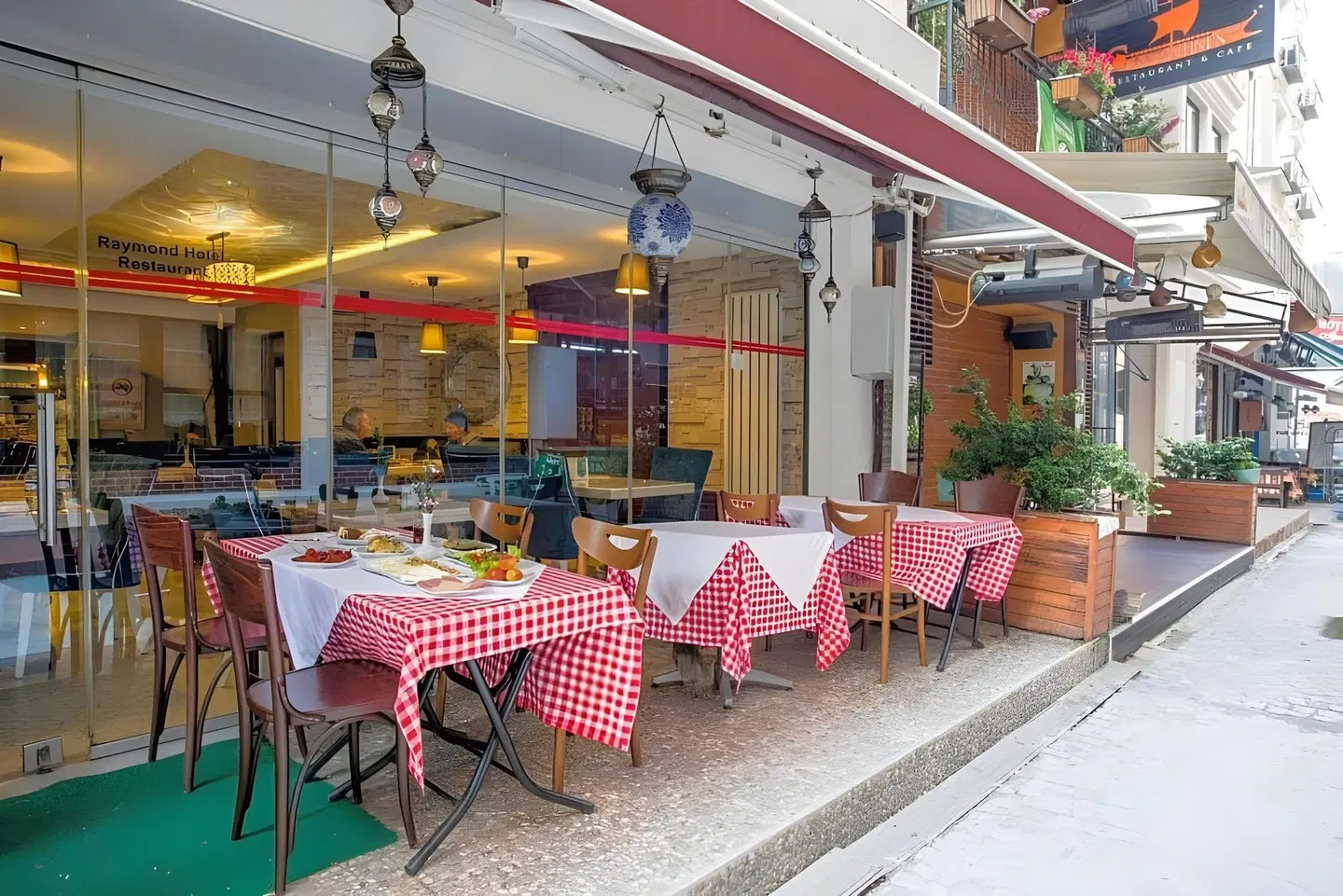 Raymond Hotel Terrasse