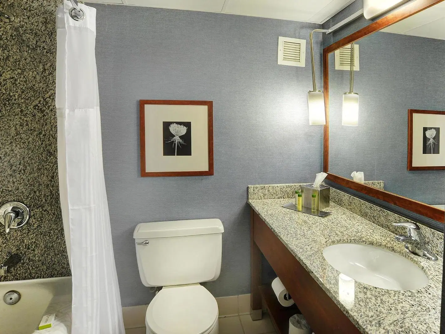 DoubleTree by Hilton St. Louis at Westport Badezimmer