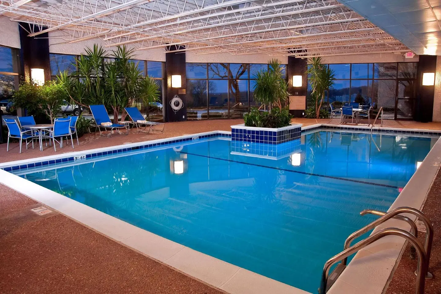 DoubleTree by Hilton St. Louis at Westport OUTDOOR_POOL