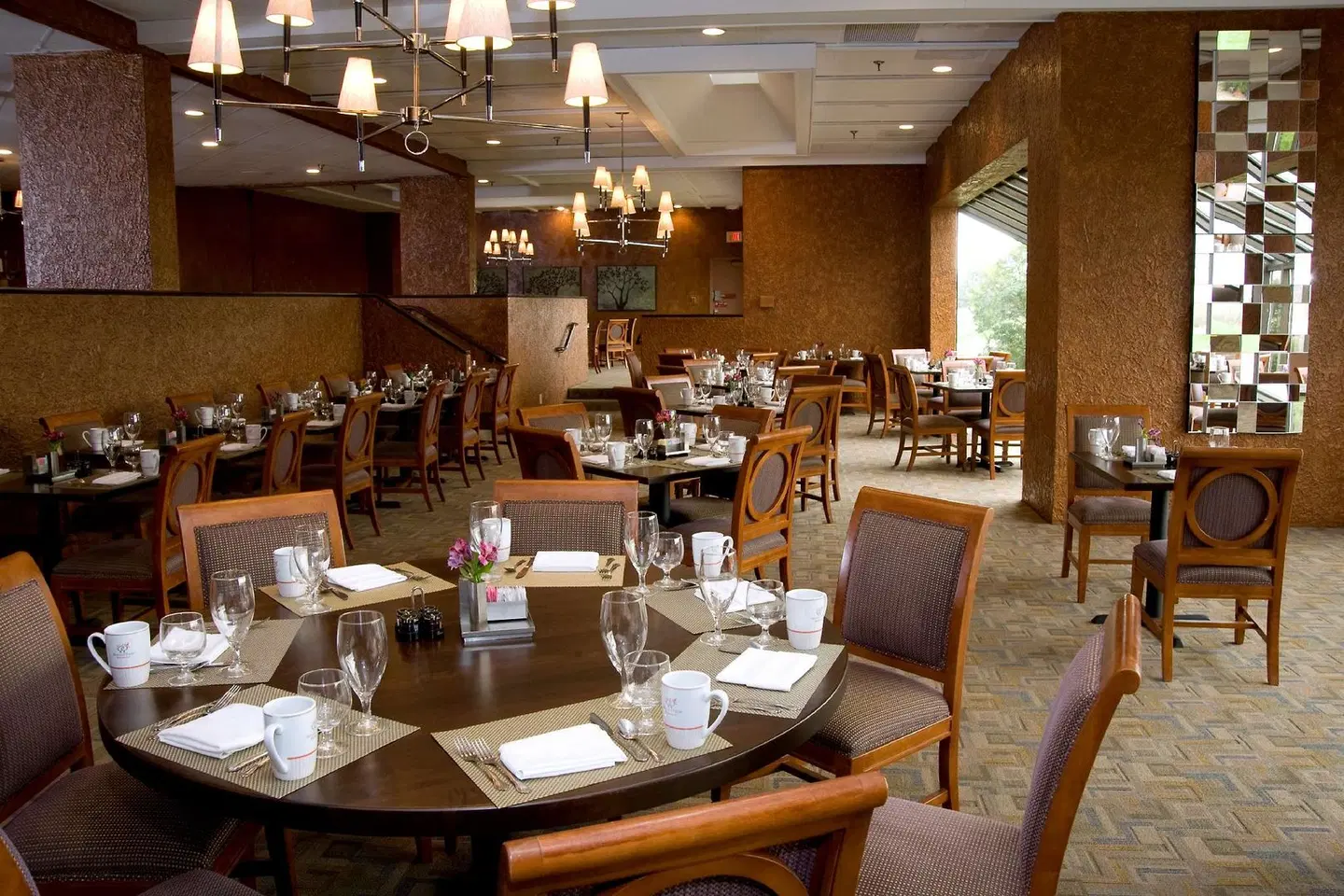 DoubleTree by Hilton St. Louis at Westport Restaurant