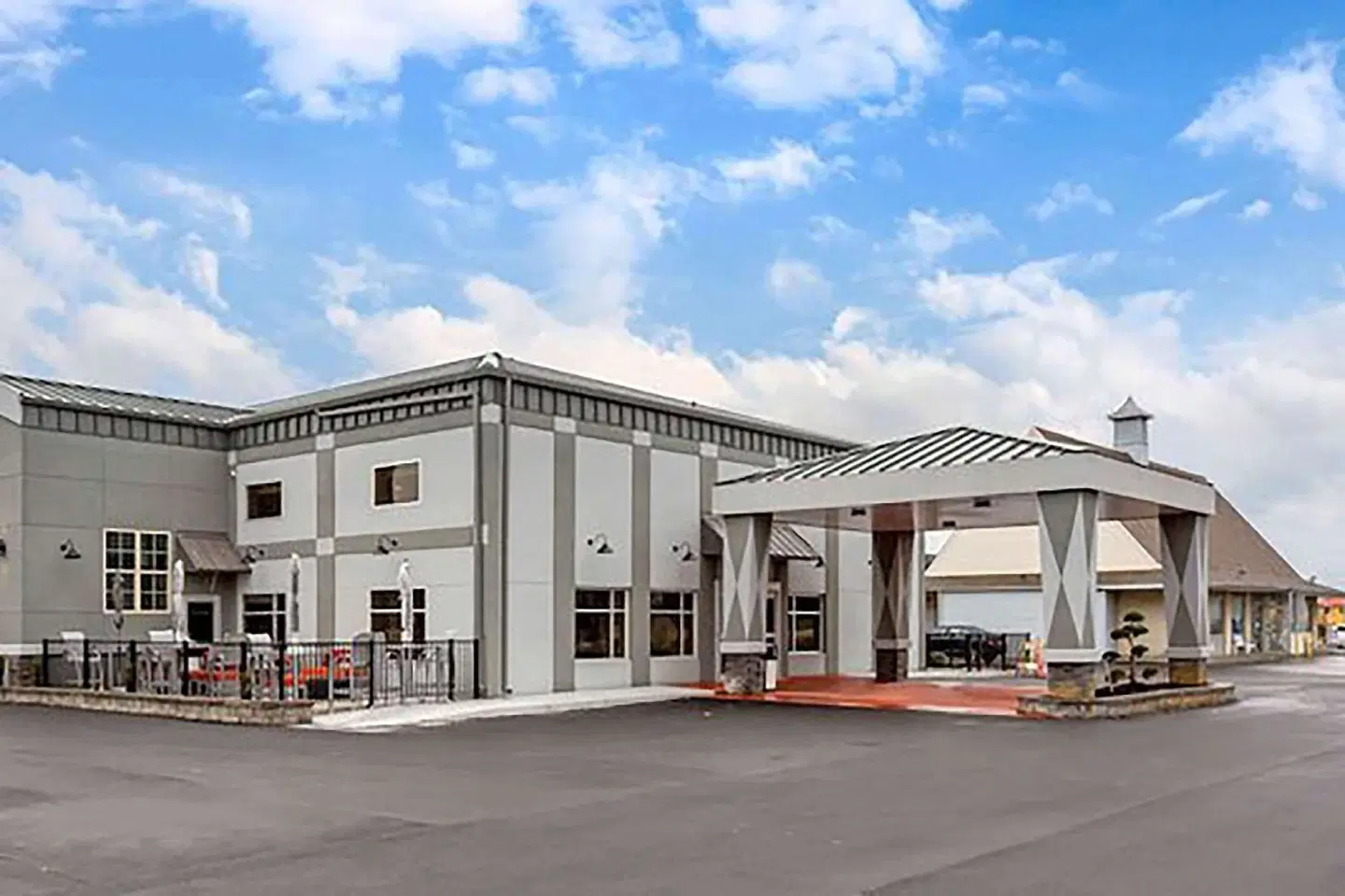 Days Inn & Suites by Wyndham Bowling Green EXTERIOR