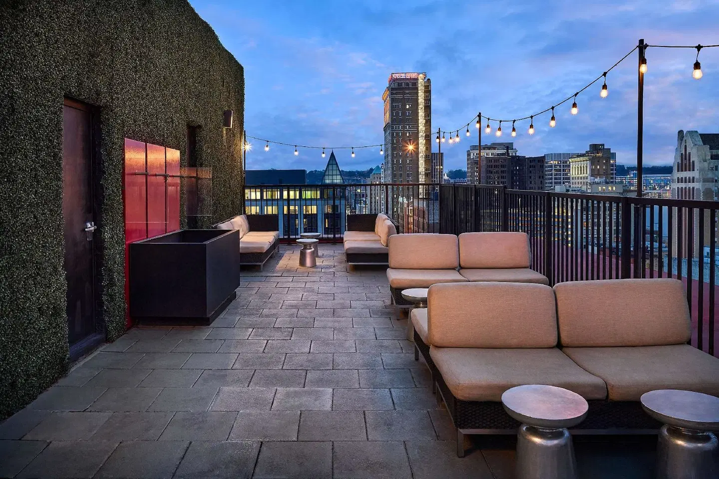 Redmont Hotel Birmingham, Curio Collection by Hilton Terrasse