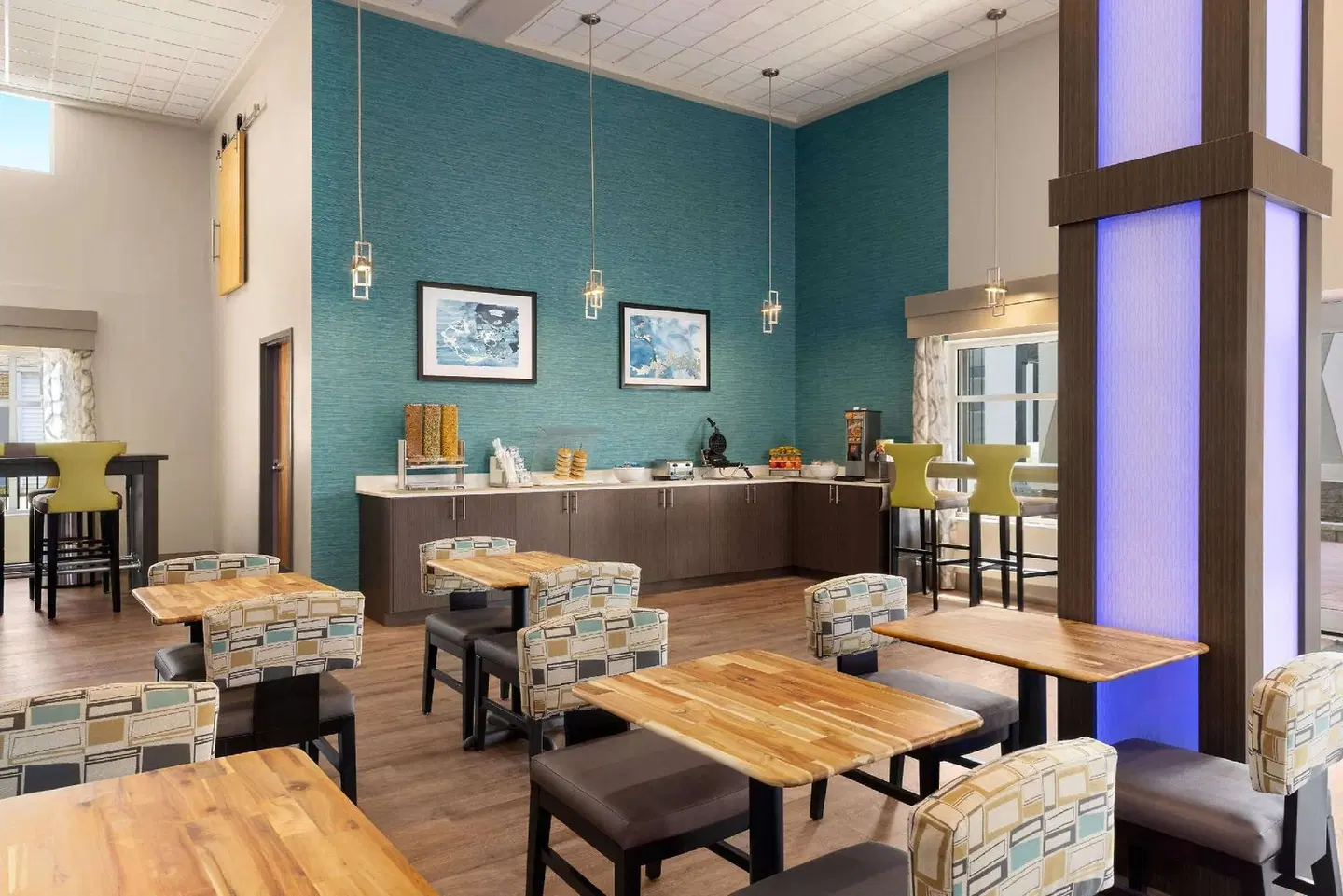 Days Inn & Suites by Wyndham Bowling Green Bar
