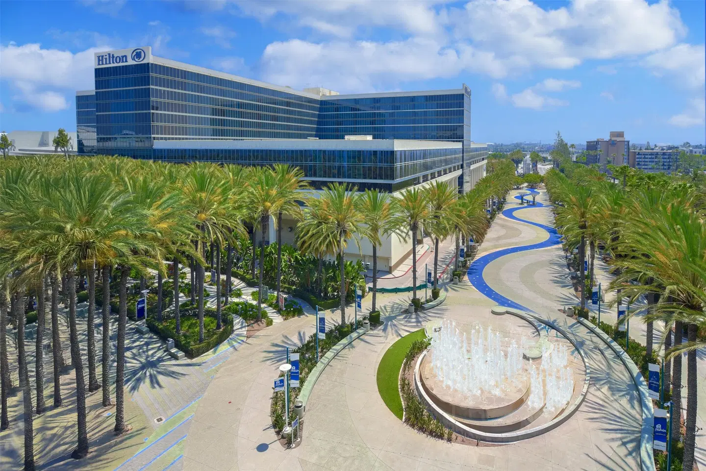 Hilton Anaheim EXTERIOR