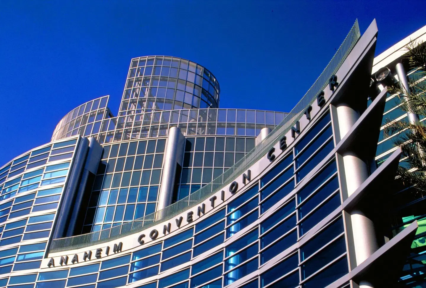 Hilton Anaheim EXTERIOR
