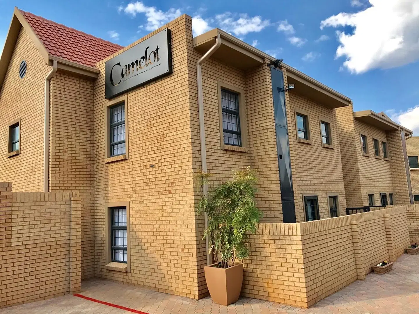 Camelot Guest House & Apartments EXTERIOR