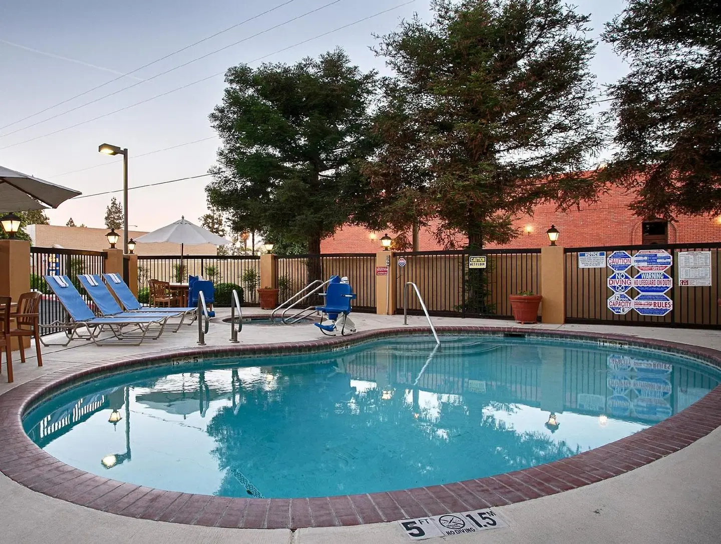 Best Western PLUS Fresno Inn OUTDOOR_POOL