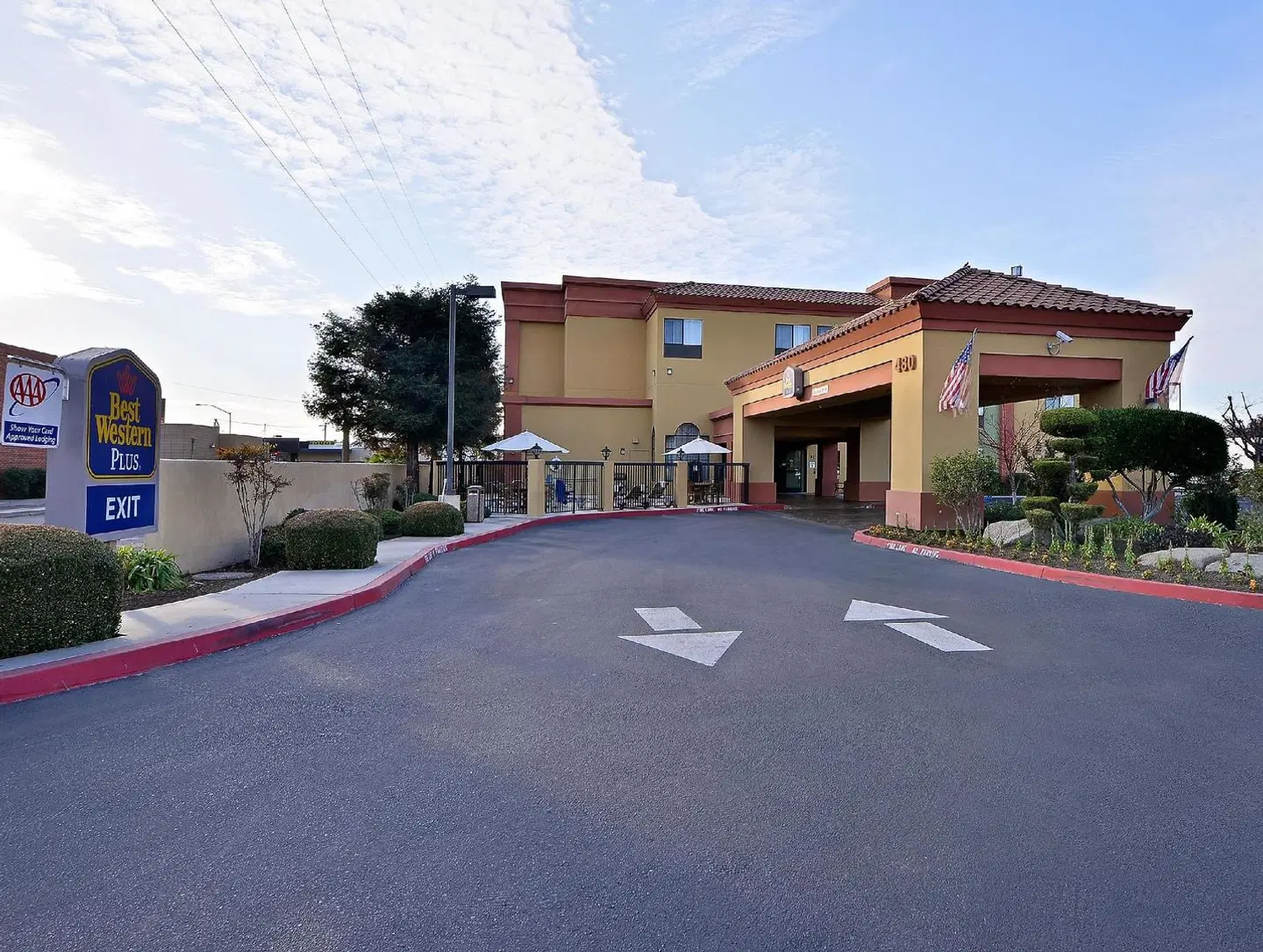 Best Western PLUS Fresno Inn EXTERIOR