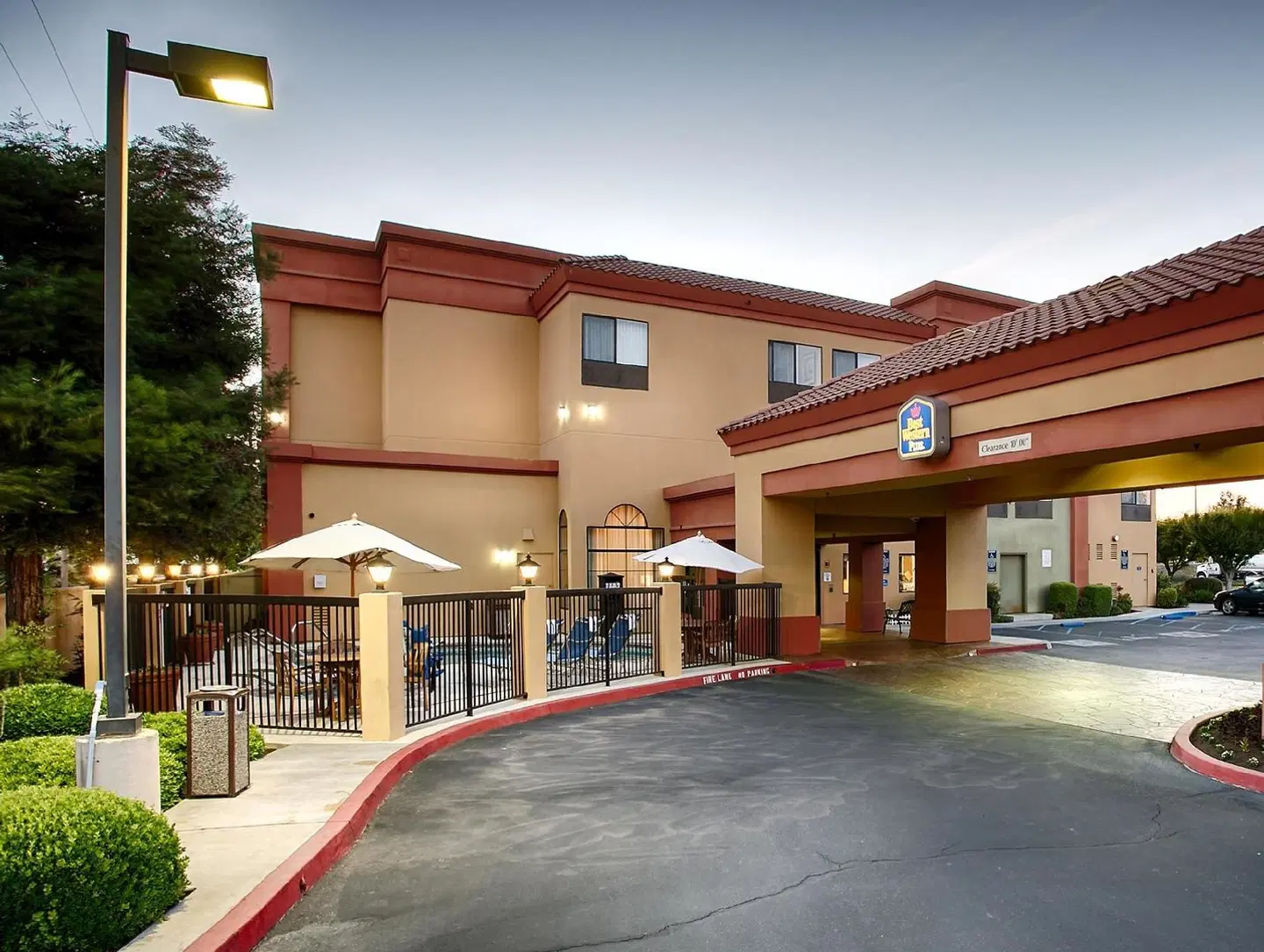 Best Western PLUS Fresno Inn EXTERIOR