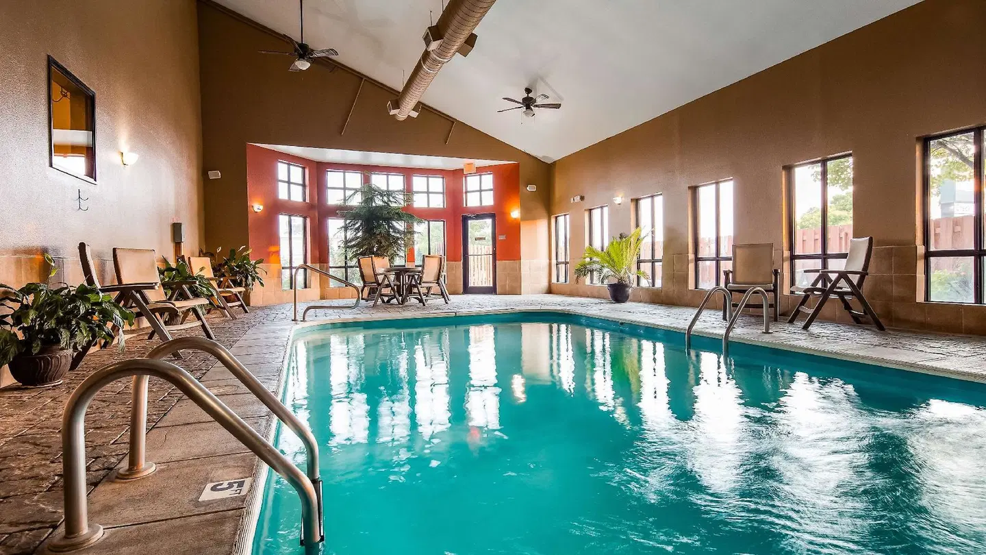 Best Western Plus Country Inn & Suites Hallenbad