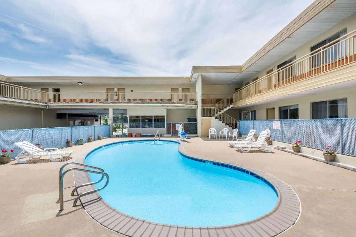 Red Carpet Inn Lancaster OUTDOOR_POOL