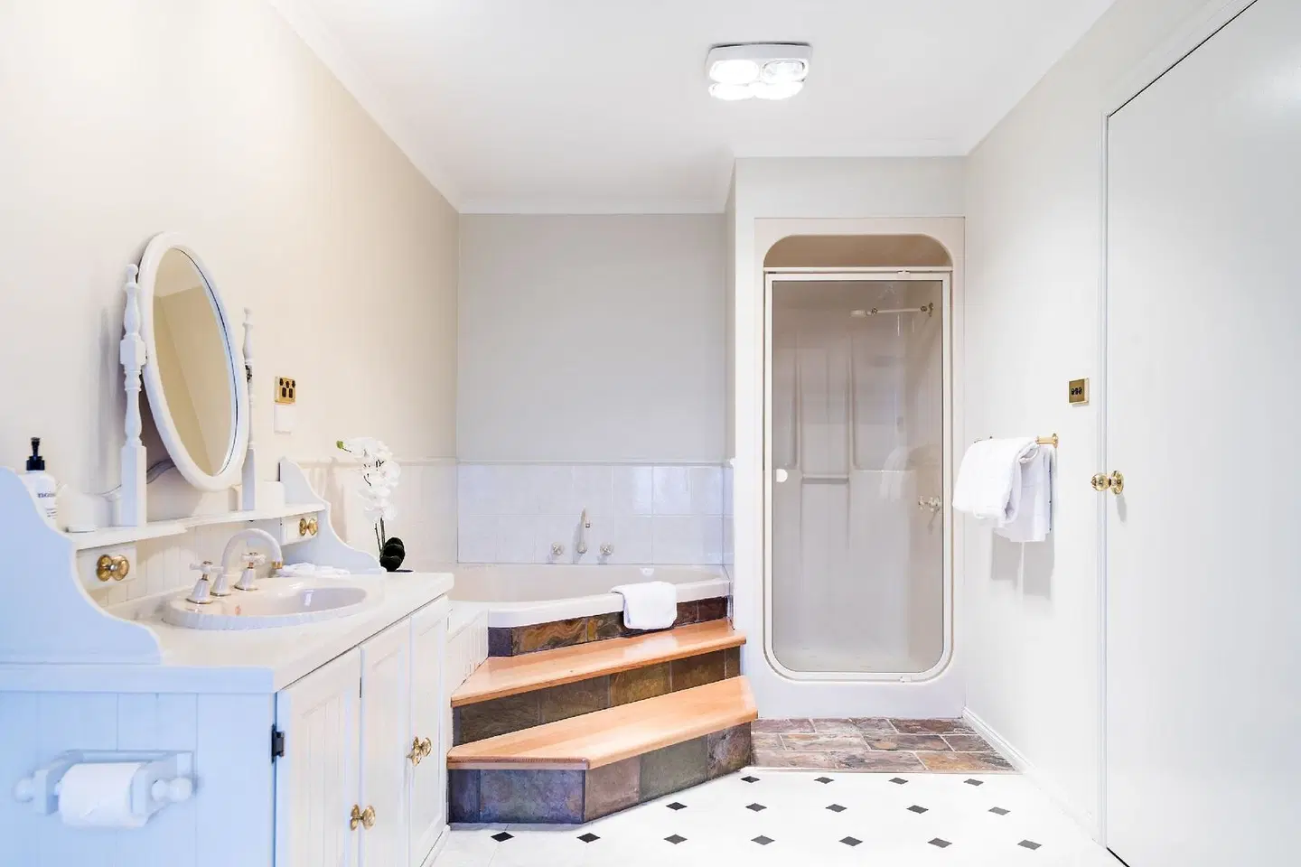 Burnie City Apartments Badezimmer