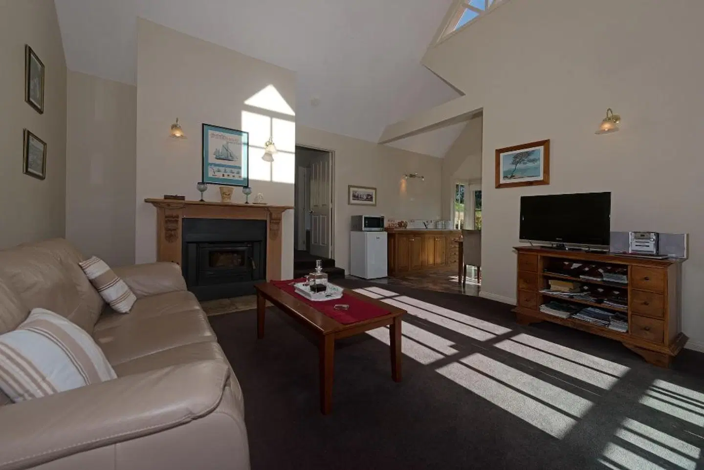 Crabtree Riverfront Cottages LOUNGE_LOBBY