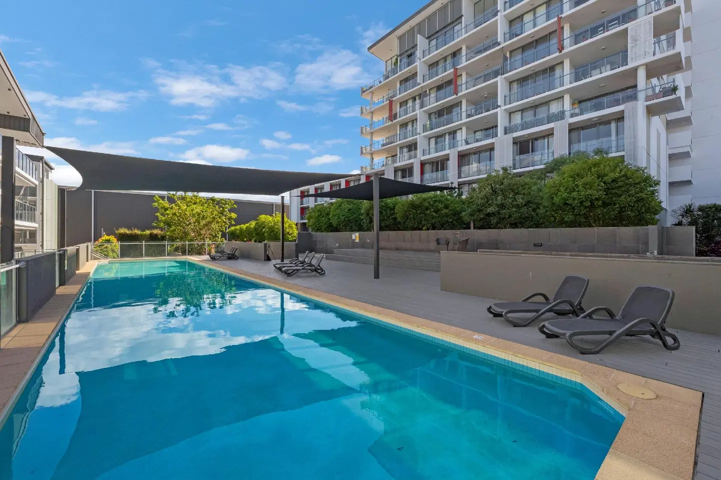 Central Islington Apartments OUTDOOR_POOL