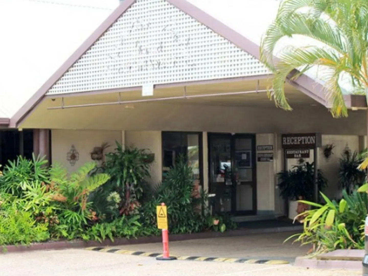 Glenmore Palms Motel EXTERIOR