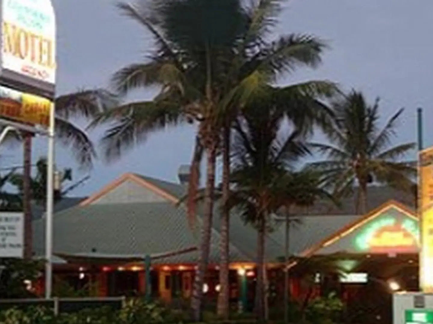 Glenmore Palms Motel EXTERIOR
