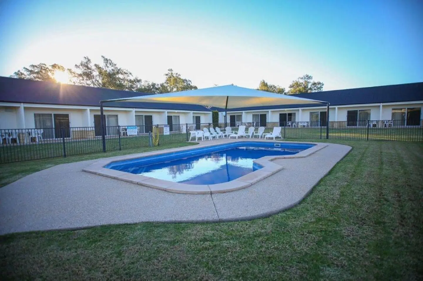 Roma Explorers Inn OUTDOOR_POOL