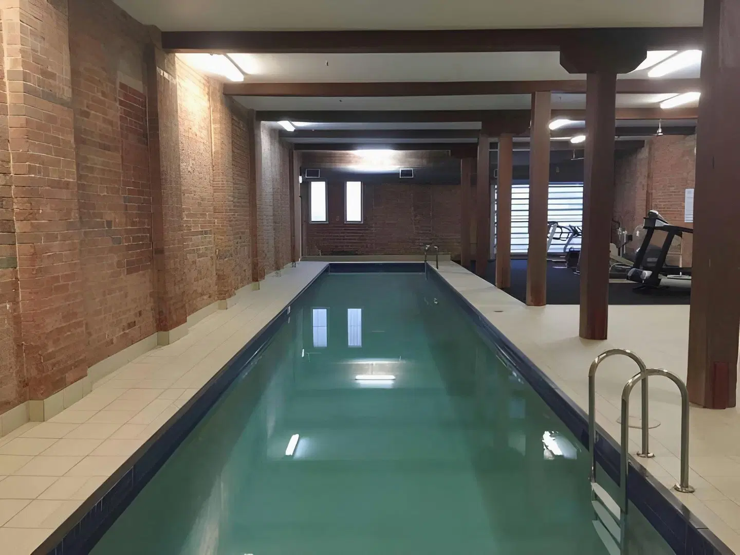 Frisco Serviced Apartments Hallenbad