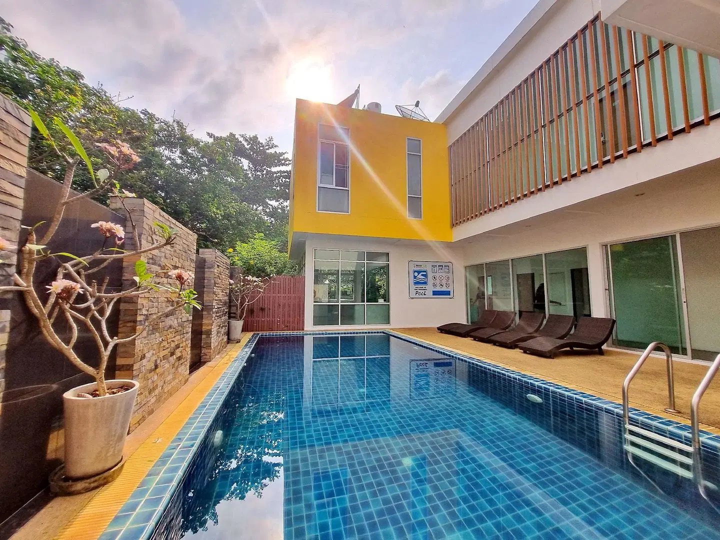 MAR24 Koh Tao Hotel OUTDOOR_POOL