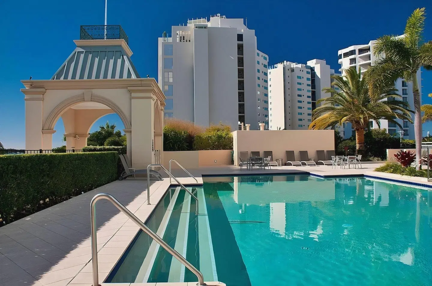 The Grand Apartments OUTDOOR_POOL