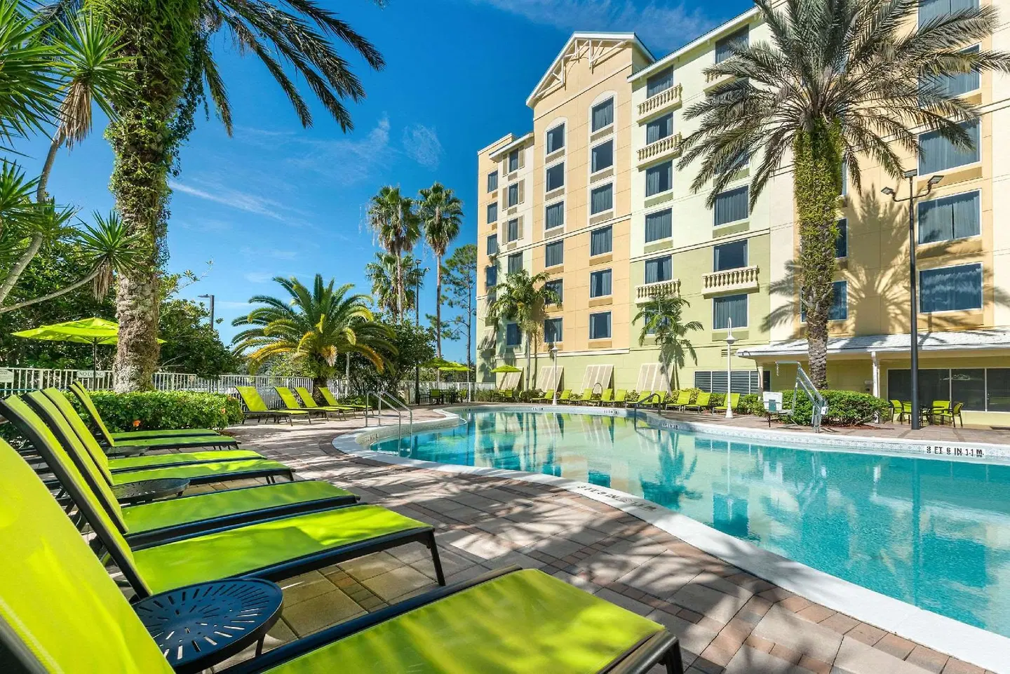 Comfort Suites Maingate East OUTDOOR_POOL