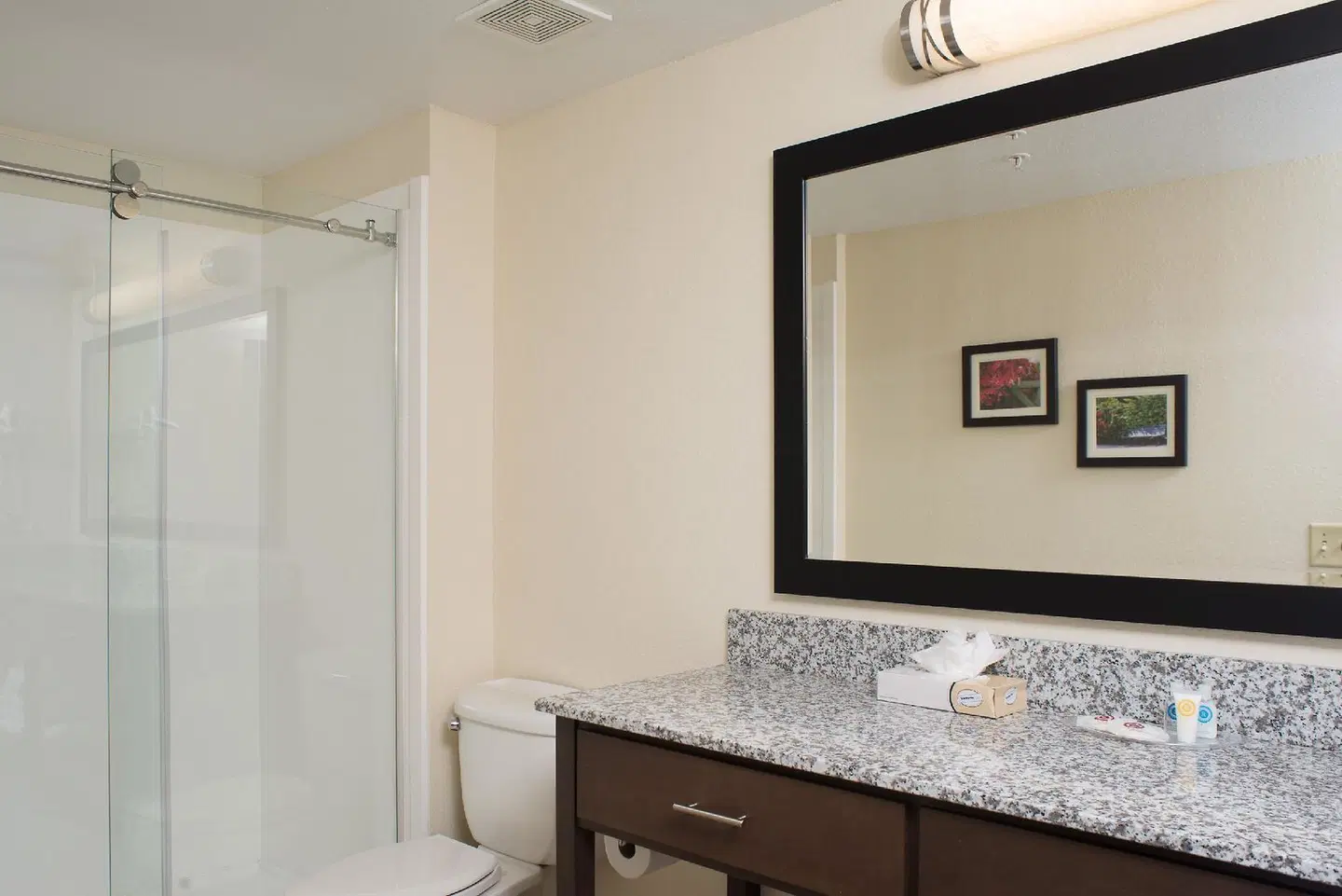 Comfort Suites Maingate East Badezimmer