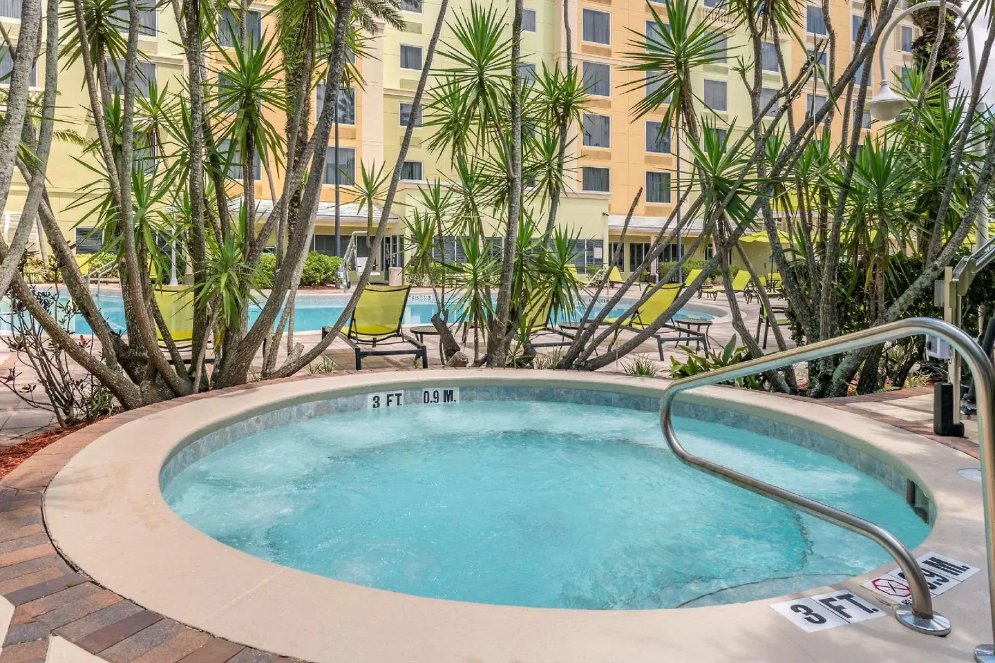 Comfort Suites Maingate East OUTDOOR_POOL