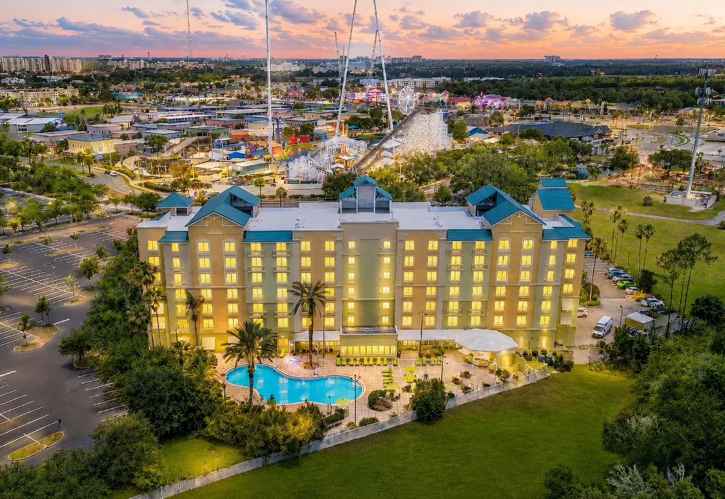 Comfort Suites Maingate East EXTERIOR