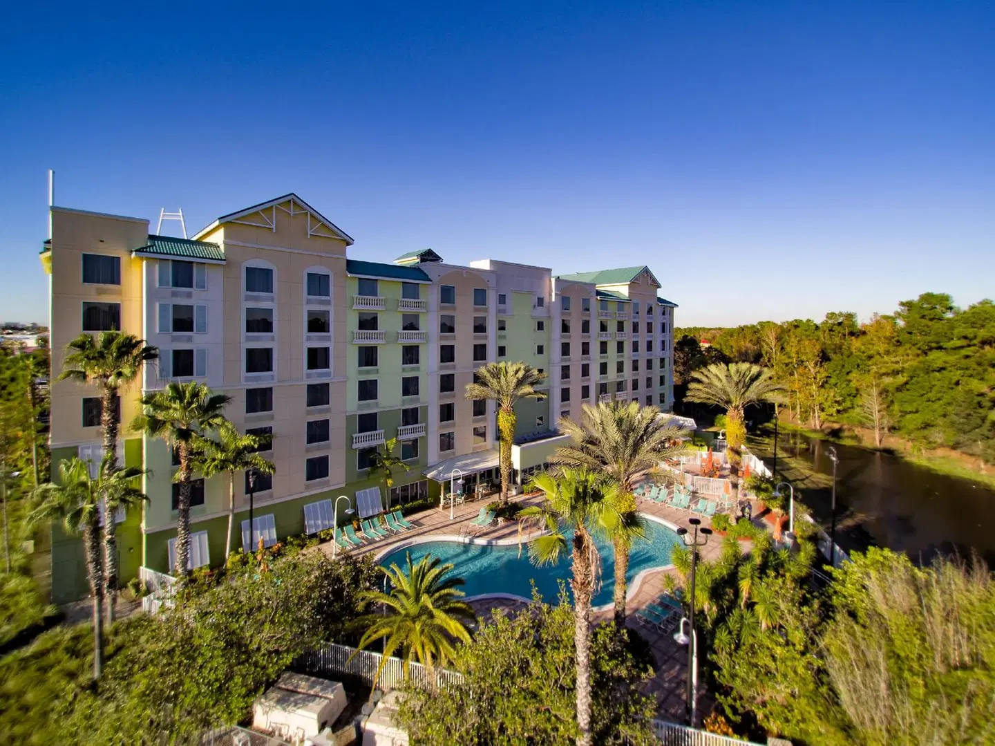 Comfort Suites Maingate East EXTERIOR