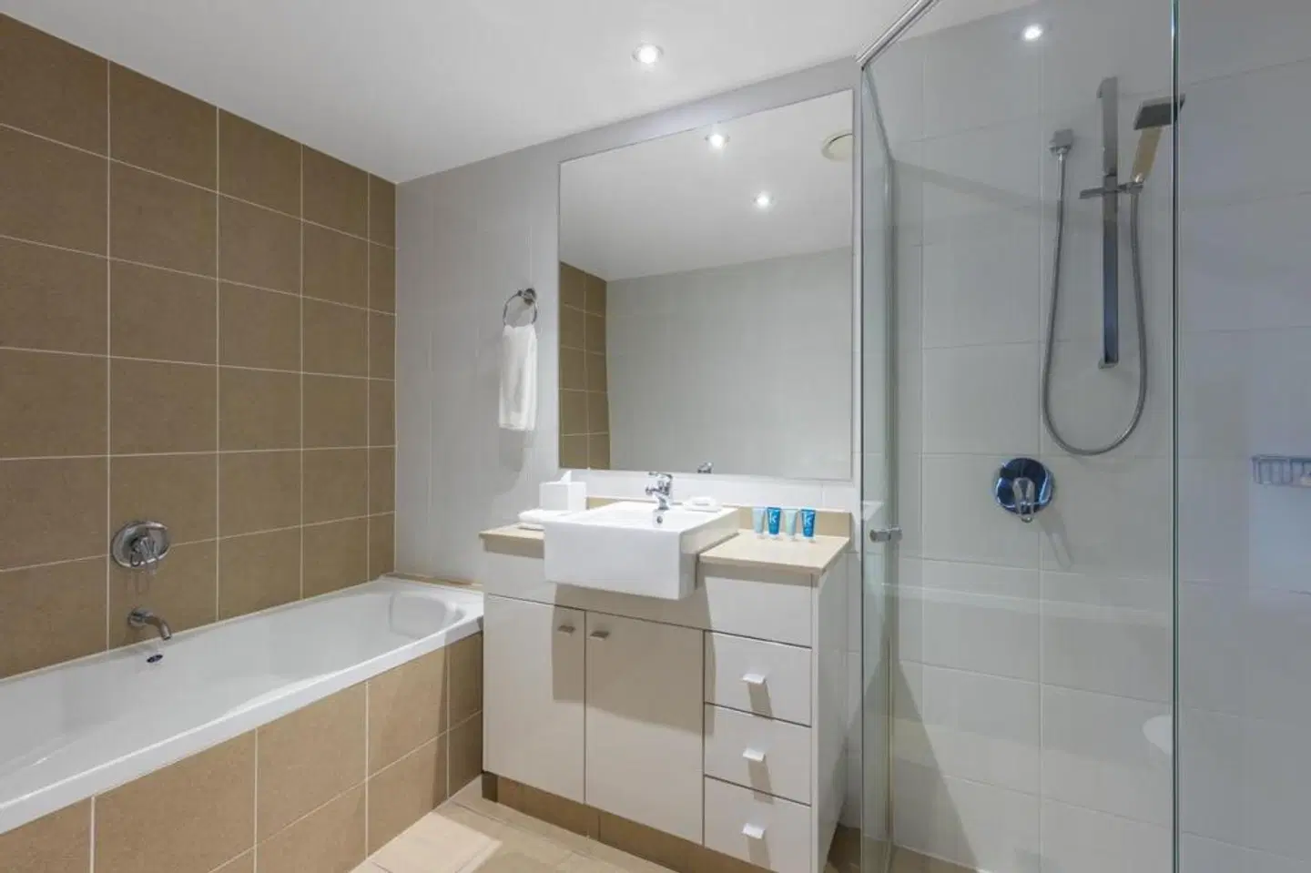 Meriton Serviced Apartments Broadbeach Badezimmer