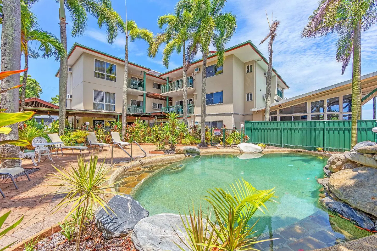 Koala Court Holiday Apartments OUTDOOR_POOL