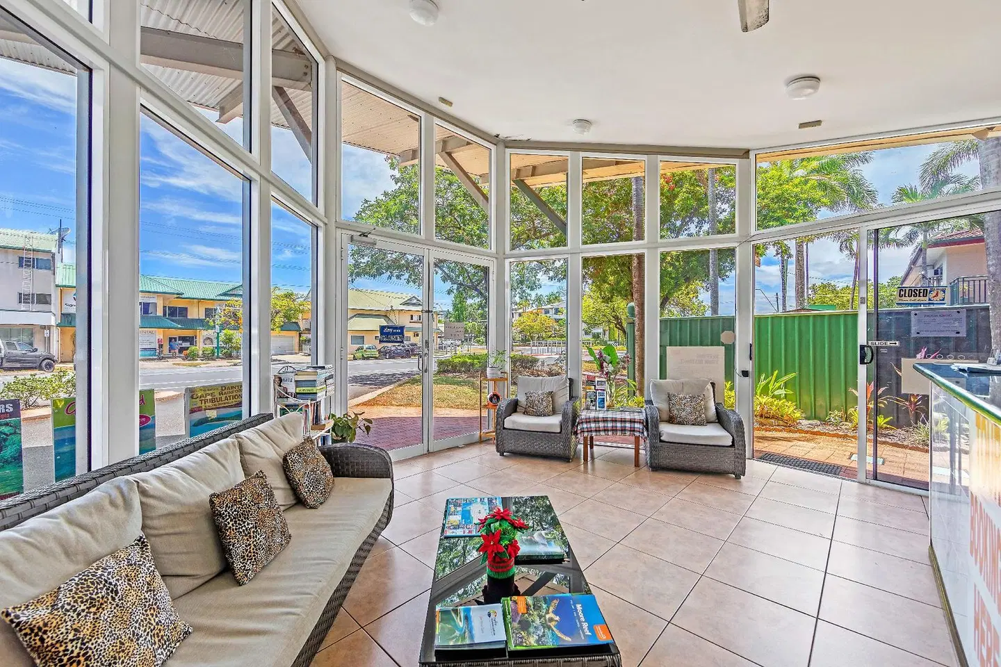Koala Court Holiday Apartments Terrasse