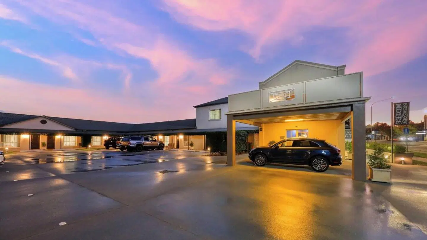 Breakout Motor Inn EXTERIOR