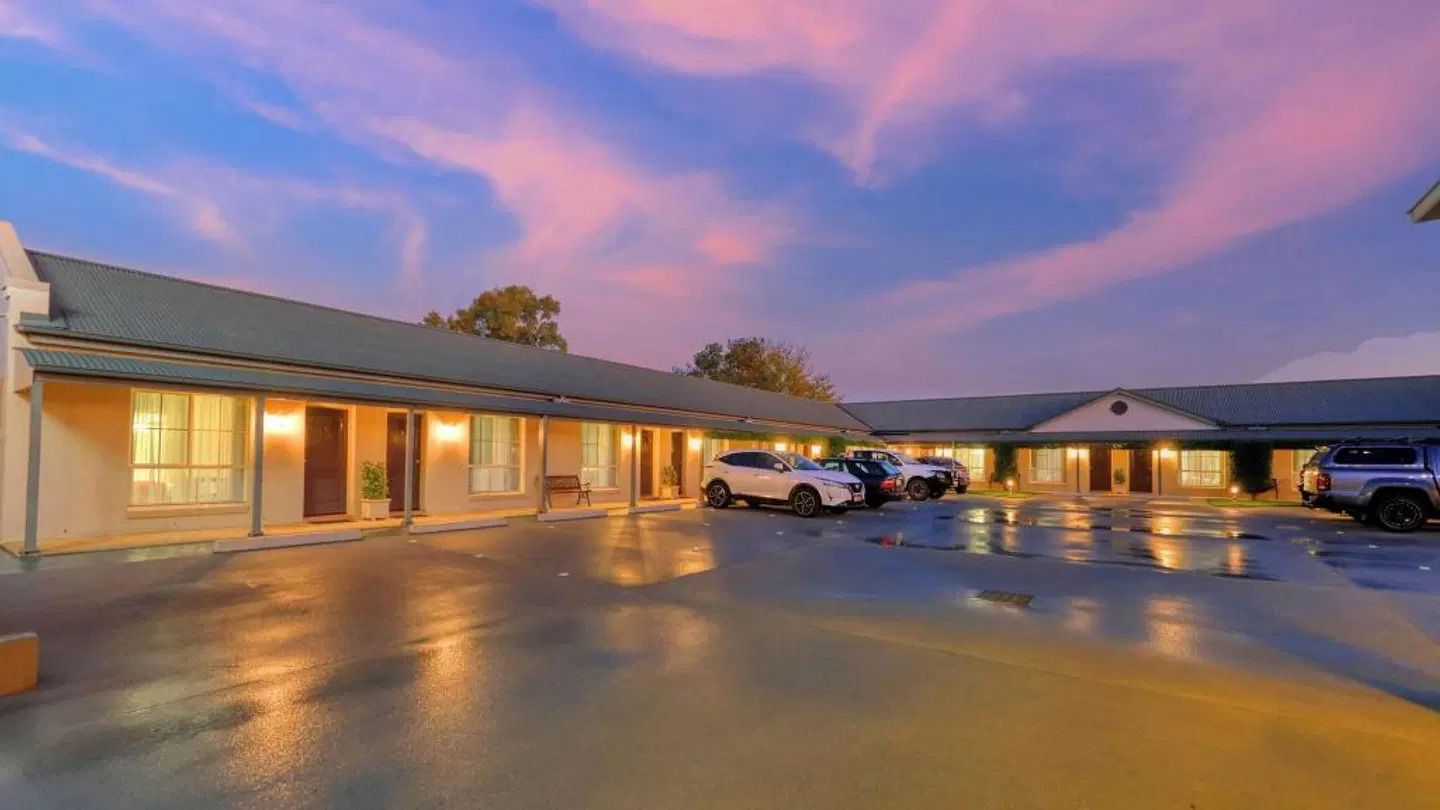Breakout Motor Inn OUTDOOR_POOL
