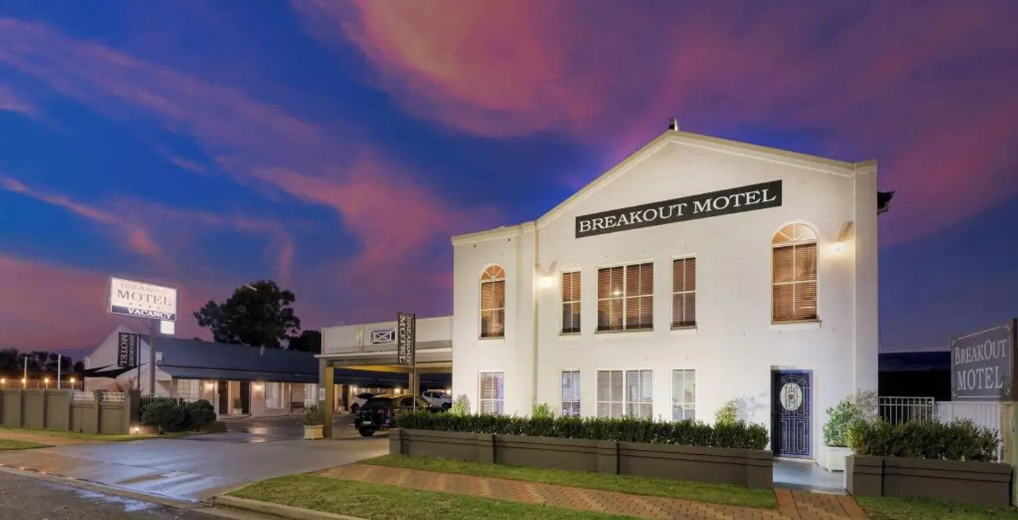 Breakout Motor Inn EXTERIOR