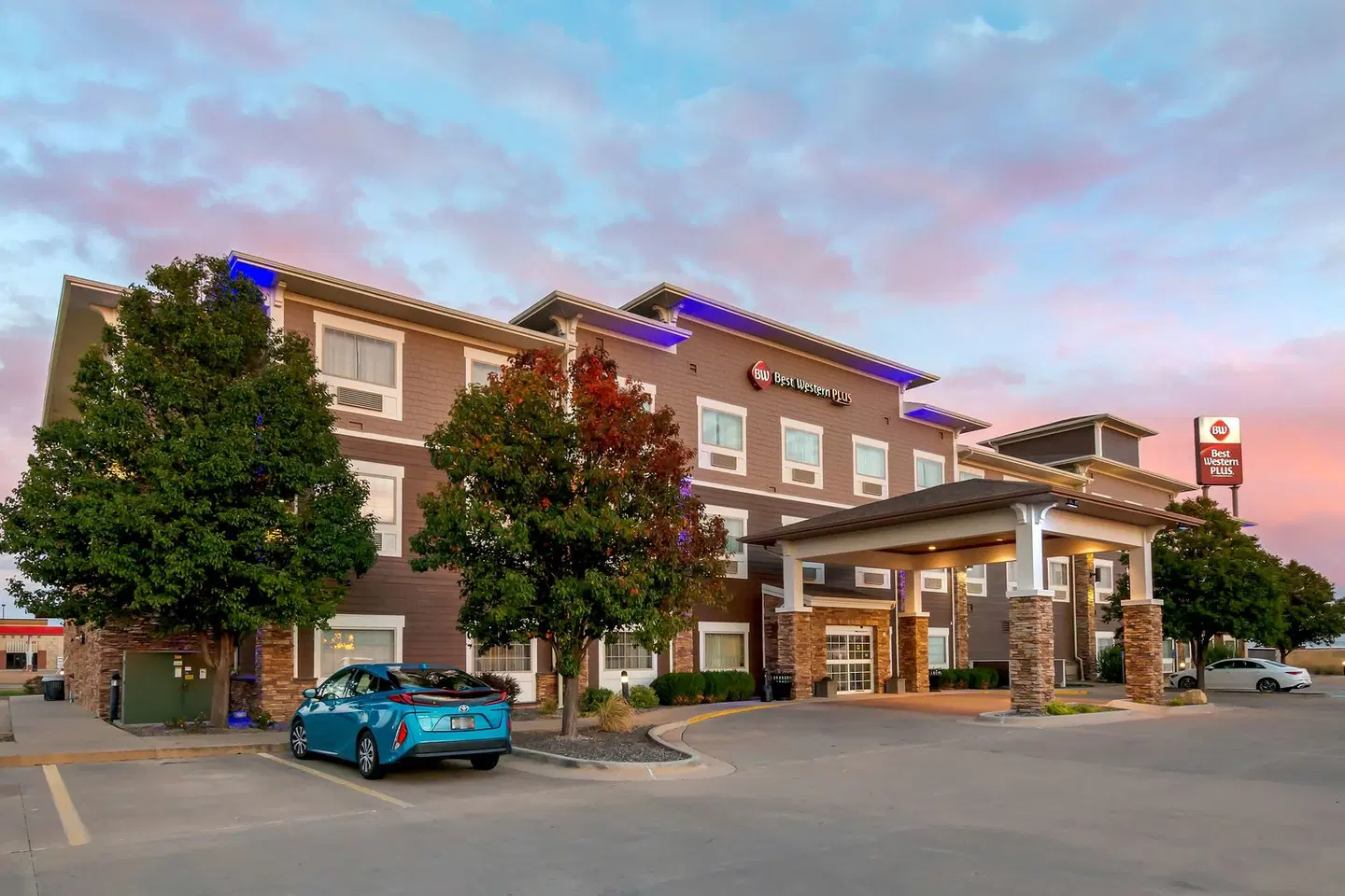 Best Western Plus Butterfield Inn EXTERIOR