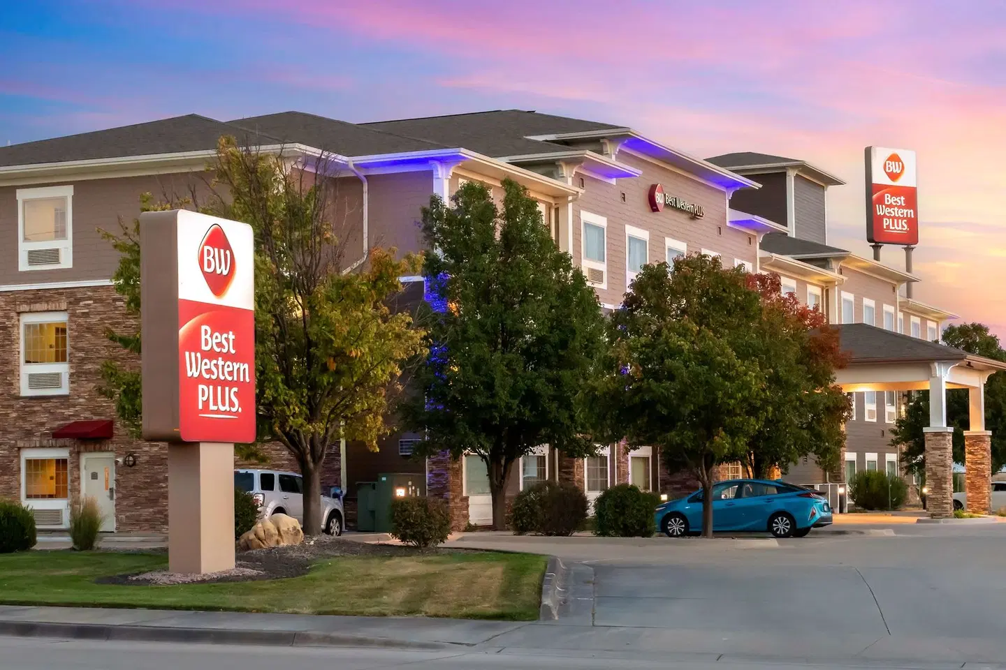 Best Western Plus Butterfield Inn EXTERIOR
