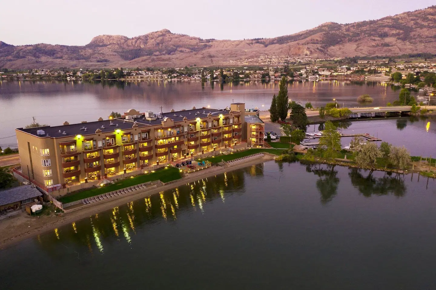 Holiday Inn & Suites Osoyoos by IHG LANDSCAPE
